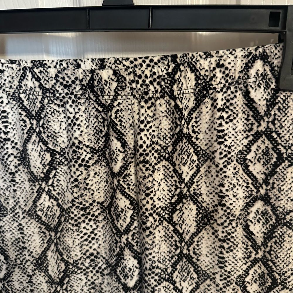 Color Alien Size Small Black and White Snake Print  biker shorts NWOT - Picture 2 of 8